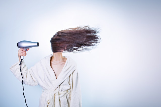 Kobieta susząca włosy